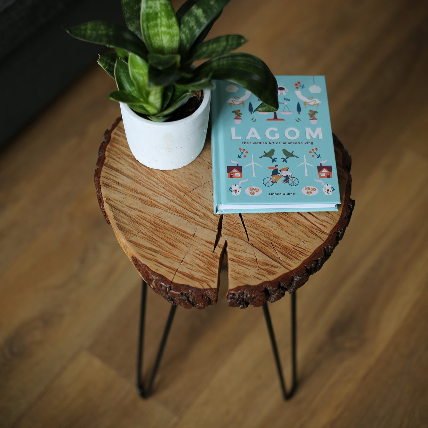 Quirky side table (hairpin legs)